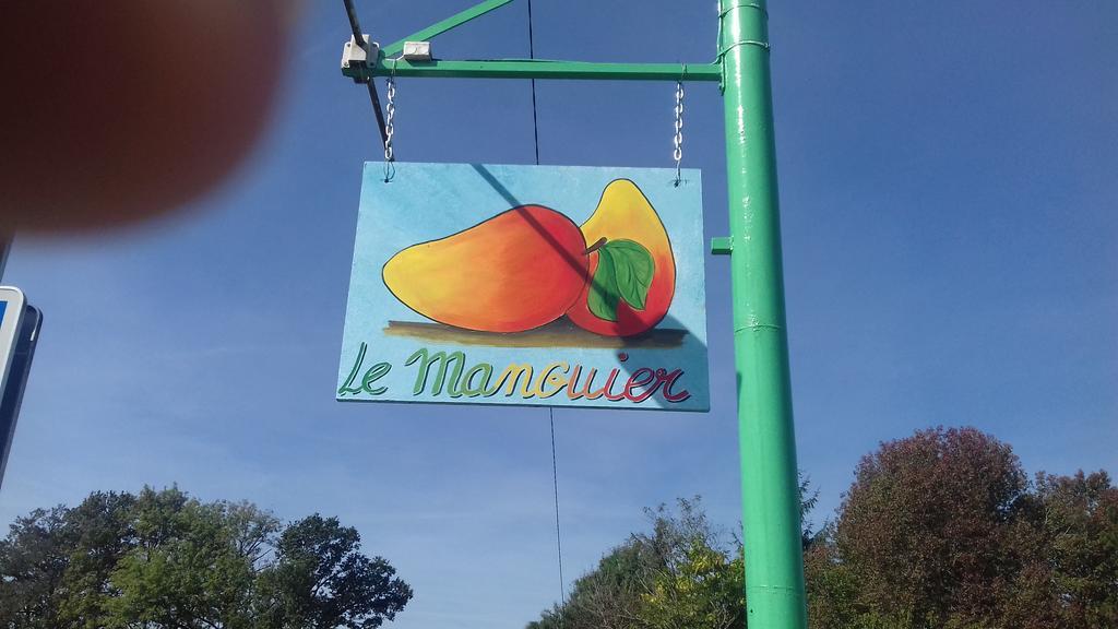 Hotel Restaurant Le Manguier Peyrat-de-Bellac Exterior foto